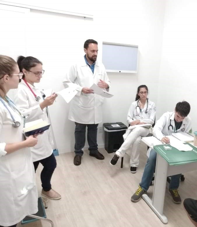 Médicos conversam em laboratório equipado pelo Rotary